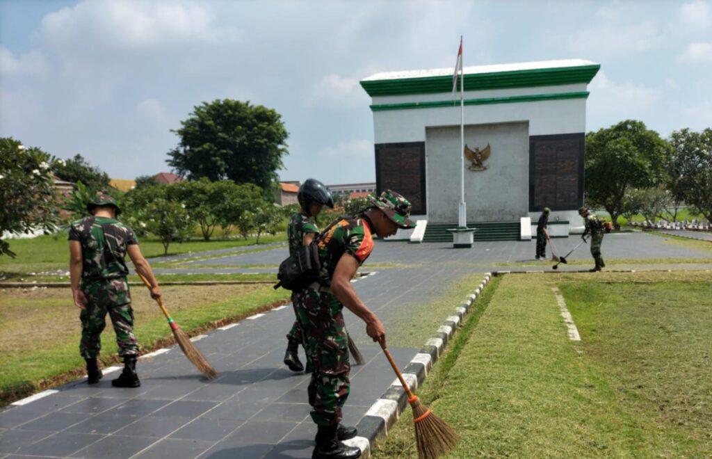 Bentuk Kepedulian, TNI Bersihkan Taman Makam Pahlawan Bentuk Kepedulian, TNI Bersihkan Taman Makam Pahlawan