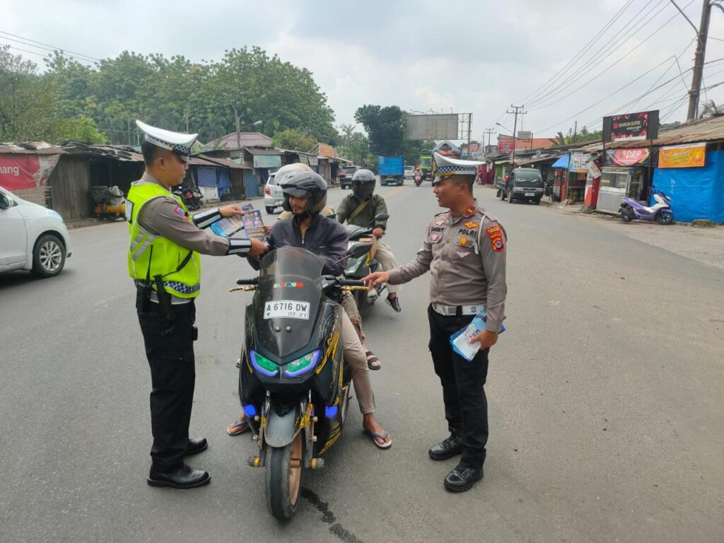 Imbau Pemudik Soal Info Pelabuhan, Personel Satlantas Polres Serang Bagikan Leaflet Imbau Pemudik Soal Info Pelabuhan, Personel Satlantas Polres Serang Bagikan Leaflet