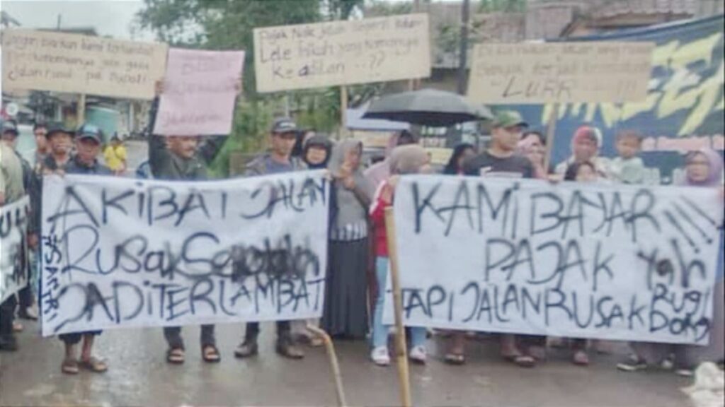 Di Jampang Tengah Infrastruktur Ruas Jalan Kabupaten Puluhan Tahun Hancur, Warga: Akan Terus Aksi Sampai di Bangun