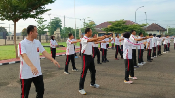 Jaga Kebugaran Tubuh, Personel Polres Serang Melaksanakan Olahraga Senam Bersama