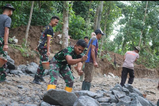 Di Hari ke 14, Satgas TMMD Ke 119 Kodim 0602/Serang Kerjakan Pembuatan TPT