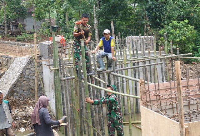 Puasa Ramadhan, Satgas TMMD Ke-119 Kodim 0602/Serang Tetap Semangat Percepat Pembangunan Jembatan