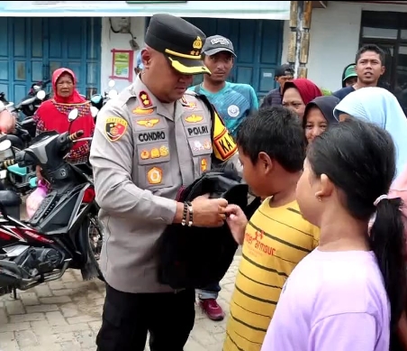 Hari Pertama Puasa, Kapolres Serang Gelar Baksos Bagikan Paket Sembako dan Peralatan Sekolah