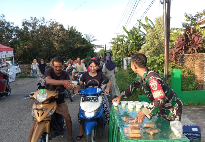 Babinsa Koramil 0602-09/Cikeusal Bagikan Ta’jil Gratis Kepada Warga Babinsa Koramil 0602-09/Cikeusal Bagikan Ta’jil Gratis Kepada Warga