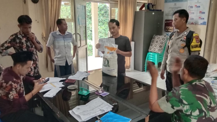 Koramil 0602-14/Pabuaran Salurkan Bantuan Pangan Cadangan Beras Pemerintah di Desa Sukalaba Koramil 0602-14/Pabuaran Salurkan Bantuan Pangan Cadangan Beras Pemerintah di Desa Sukalaba