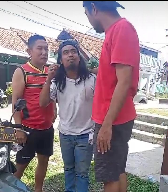 Jaga Keamanan Wilayah, Babinsa Sigap Tangani ODGJ Bawa Sajam yang Resahkan Warga Jaga Keamanan Wilayah, Babinsa Sigap Tangani ODGJ Bawa Sajam yang Resahkan Warga
