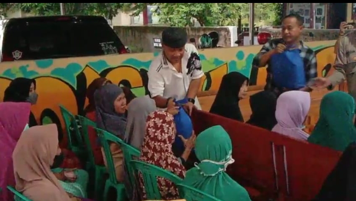 Kapolres Serang Buka Puasa Bersama dengan Emak-emak Warga Desa Pulo Kapolres Serang Buka Puasa Bersama dengan Emak-emak Warga Desa Pulo