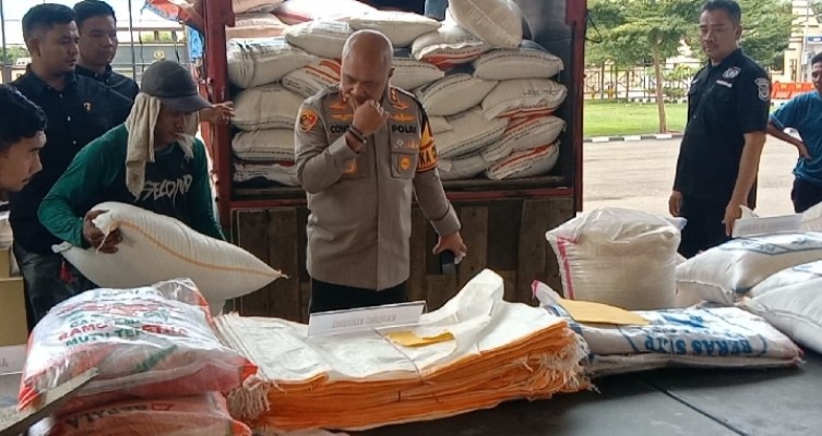 25 Ton Beras Diduga Hasil Oplosan Beras Bulog, Digrebek Satreskrim Polres Serang 25 Ton Beras Diduga Hasil Oplosan Beras Bulog, Digrebek Satreskrim Polres Serang