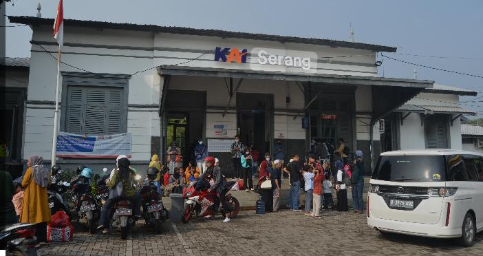 ASDP Fasilitasi Penumpang Kereta Api Menuju Merak Gunakan Angkot Gratis ASDP Fasilitasi Penumpang Kereta Api Menuju Merak Gunakan Angkot Gratis
