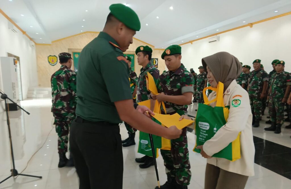 Anggota Kodim 0602/Serang Terima Bingkisan Lebaran dari Dandim Kolonel Inf. Mulyo Junaidi