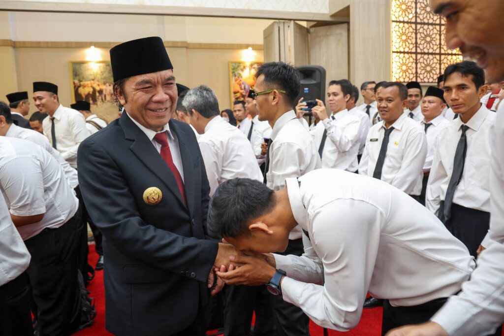 Pj Gubernur Banten Al Muktabar Serahkan 489 SK PPPK Guru Pj Gubernur Banten Al Muktabar Serahkan 489 SK PPPK Guru