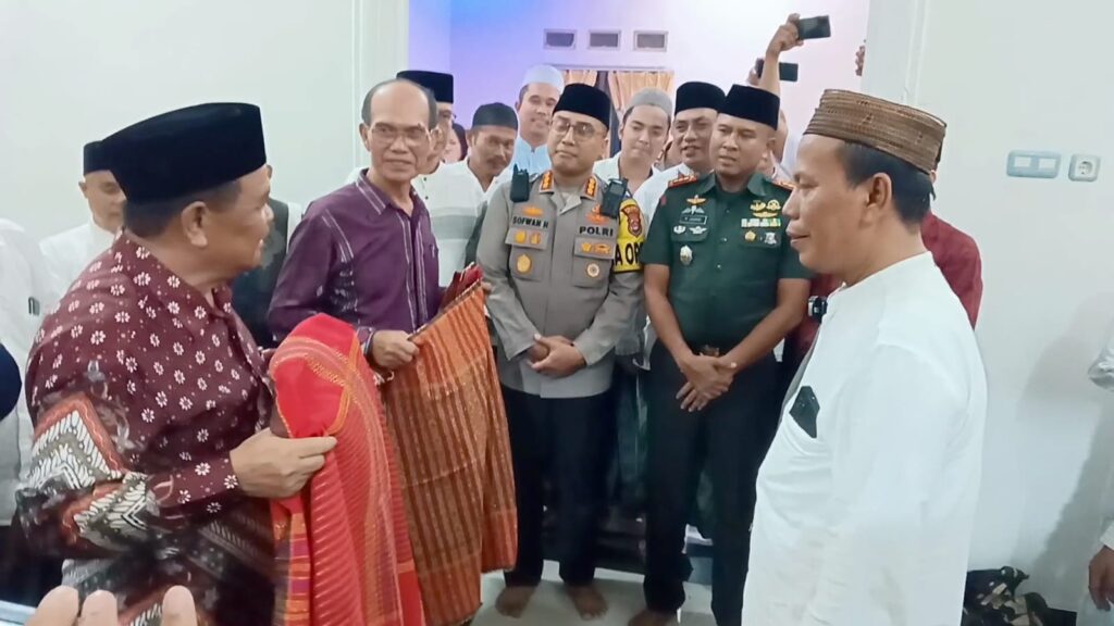 Dandim Serang Hadiri Silaturahmi Damai Antara Perwakilan Batak dengan Keluarga Besar Ulama Banten Dandim Serang Hadiri Silaturahmi Damai Antara Perwakilan Batak dengan Keluarga Besar Ulama Banten