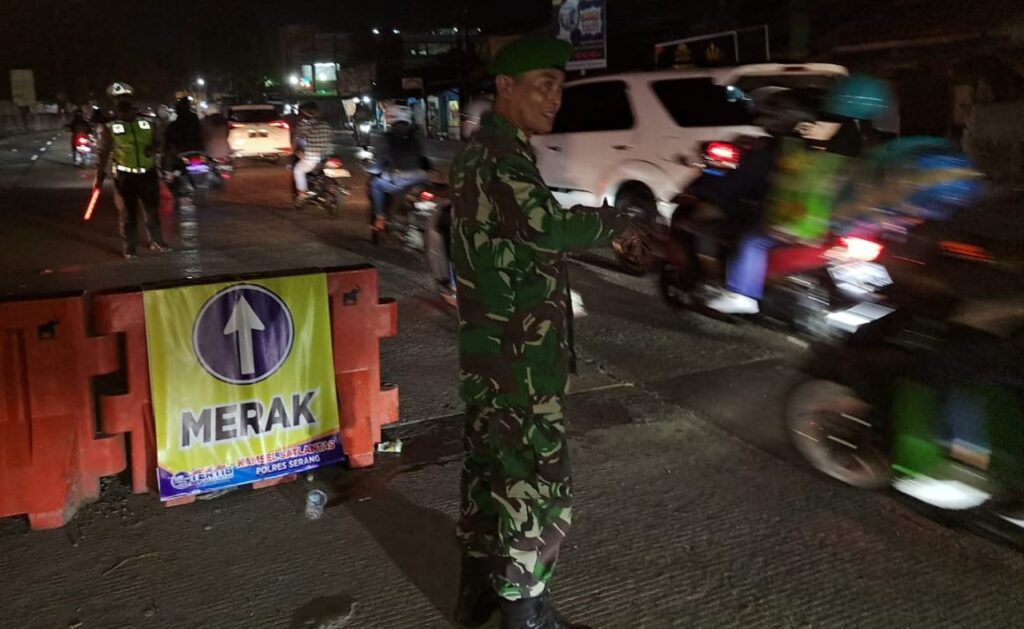 Sinergi TNI-Polri Dalam Pengamanan Mudik Lebaran, Anggota Koramil 0602-18/Kragilan Atur Lalu Lintas Bersama
