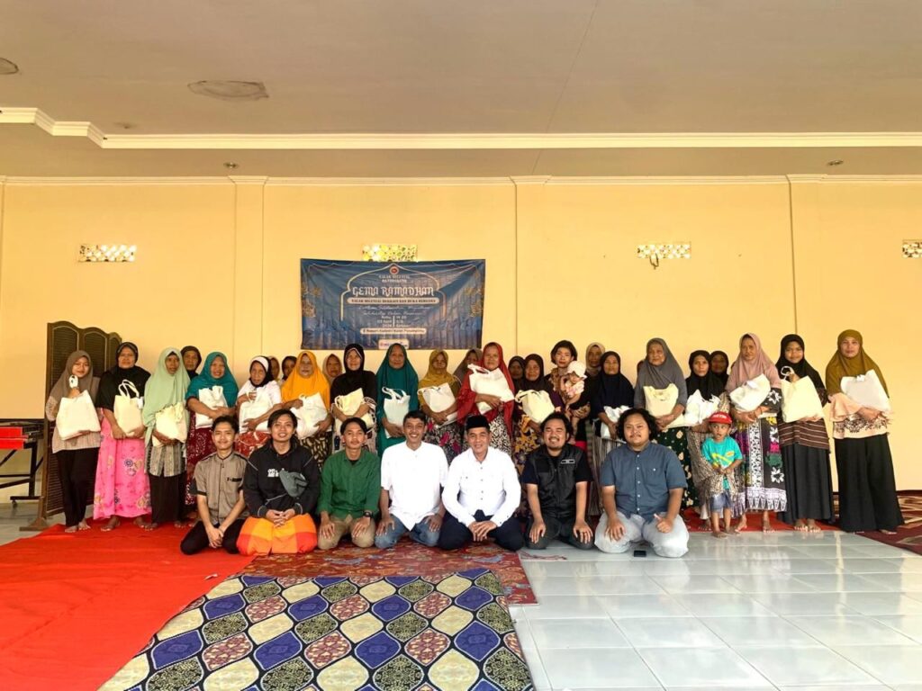 Berbagi di Penghujung Ramadhan, Nalar Milenial Bagikan Sembako Untuk Janda Tua dan Warga Berbagi di Penghujung Ramadhan, Nalar Milenial Bagikan Sembako Untuk Janda Tua dan Warga