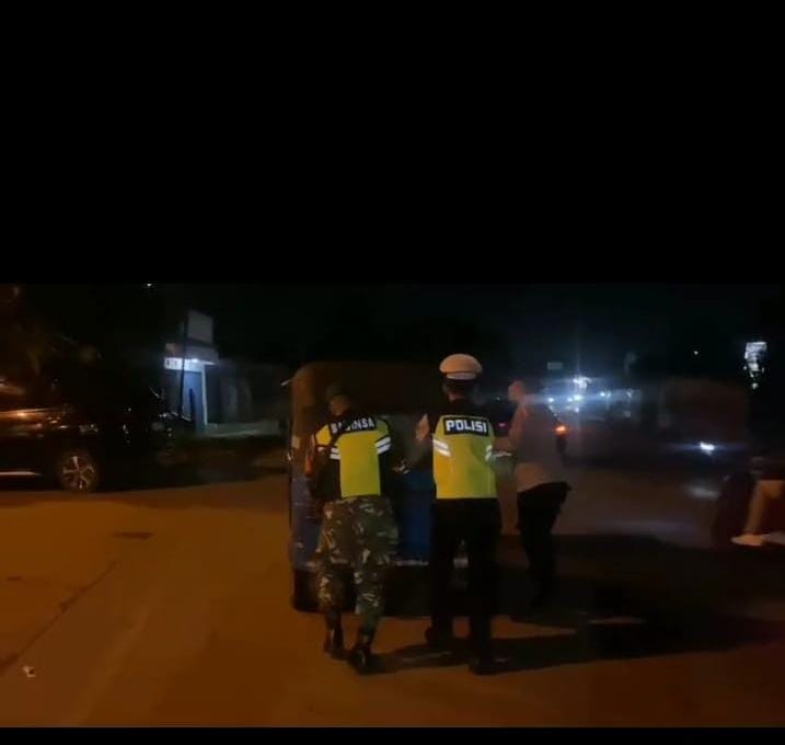 Personel Pospam Asem Polres Serang Membantu Sopir Bajaj yang Kendaraannya Mogok Personel Pospam Asem Polres Serang Membantu Sopir Bajaj yang Kendaraannya Mogok