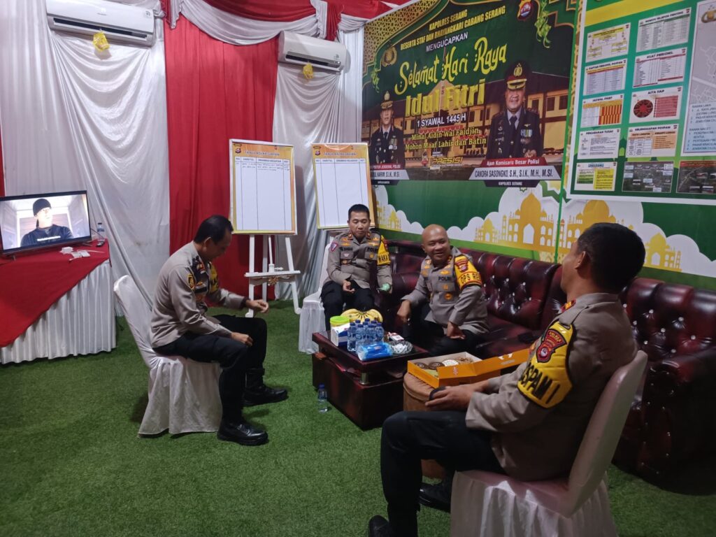 Berikan Motivasi Kepada Personel Pengamanan, Kapolres Serang Kunjungi Pospam Ops Ketupat 2024 Berikan Motivasi Kepada Personel Pengamanan, Kapolres Serang Kunjungi Pospam Ops Ketupat 2024