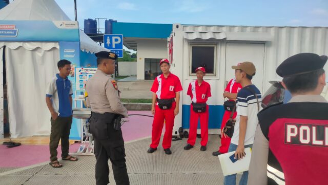 Antisipasi Adanya Gangguan Kamtibmas, Personel Satsamapta Polres Serang Melakukan Patroli Dialogis di Rest Area Tol Serang Panimbang