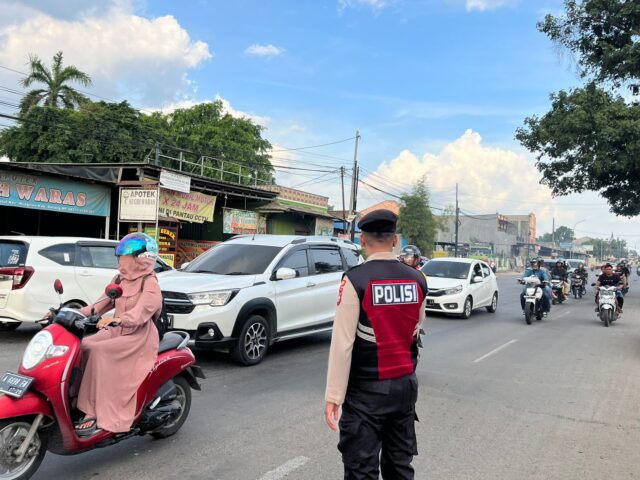 Personel Satsamapta Polres Serang Melaksanakan pengaturan diJalan Arteri Serang Jakarta