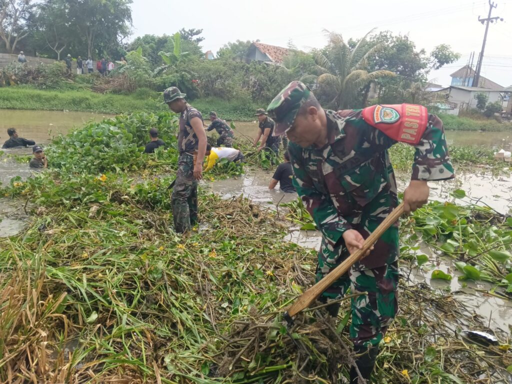Kodim 0602/Serang Bersama KOPISUSU dan DPUPR Kabupaten Serang Bersihkan Sungai Ciwaka Pontang