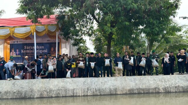 Jaga Ekosistem Sungai, Komisi Irigasi Kabupaten Serang Tabur 2000 Benih Ikan di Situ Talaga Wangsa