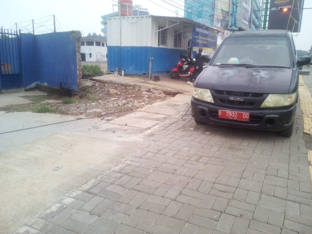 Trotoar Dijadikan Lahan Parkir, Dishub Tangerang Terkesan Tutup Mata