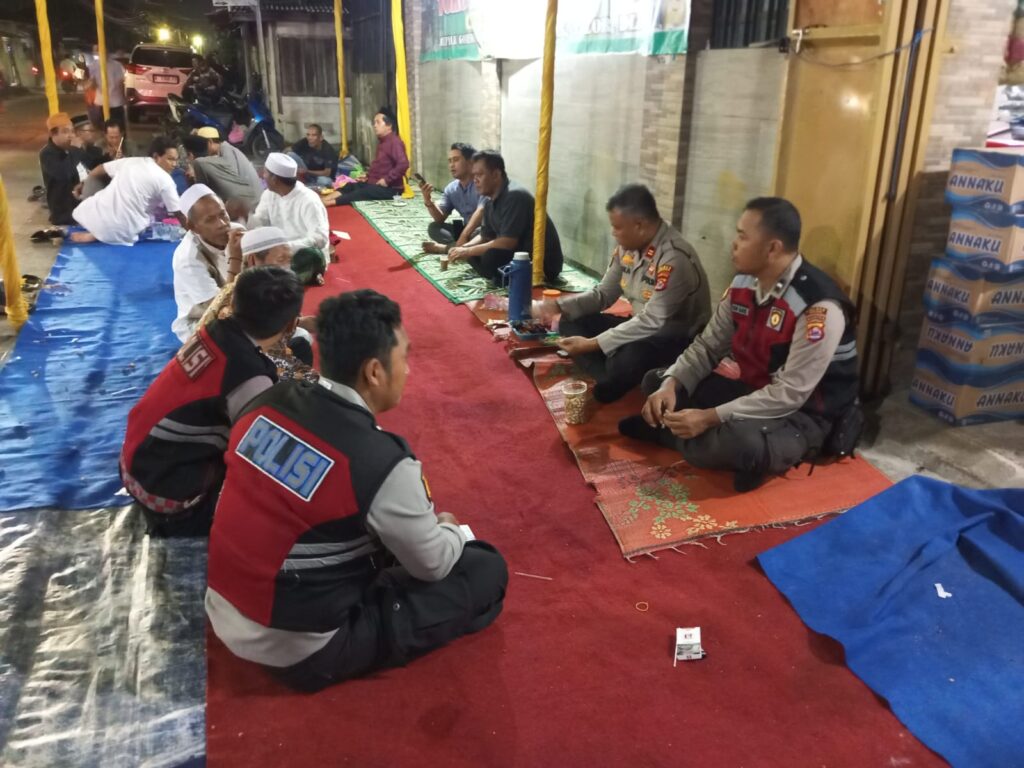 Personel Samapta Polres Serang Sambangi Ikut Acara Tahlil Dirumah Warga Personel Samapta Polres Serang Sambangi Ikut Acara Tahlil Dirumah Warga