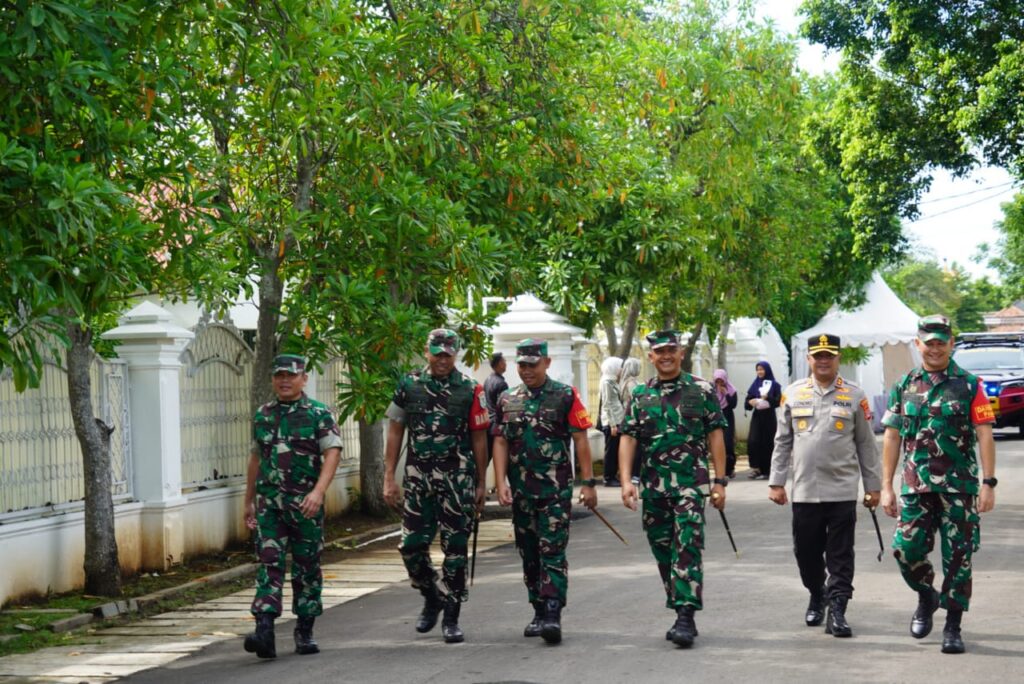 Kapolres Serang Pastikan Jalur Yang Dilintasi Kepulangan Wapres RI dari Tanara Aman Kapolres Serang Pastikan Jalur Yang Dilintasi Kepulangan Wapres RI dari Tanara Aman