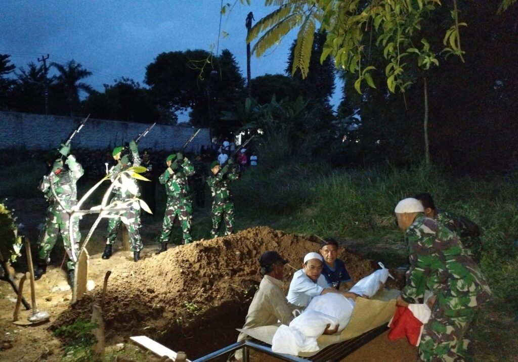 Dandim 0602/Serang Berikan Penghormatan Terakhir Kepada Almarhum Serma Samlawi Dandim 0602/Serang Berikan Penghormatan Terakhir Kepada Almarhum Serma Samlawi