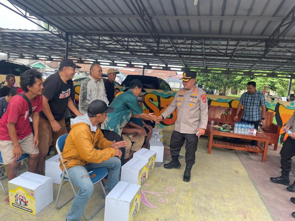 Kapolres Serang Gelar Bakti Sosial Kepada Pemulung dan Kaum Dhuafa Kapolres Serang Gelar Bakti Sosial Kepada Pemulung dan Kaum Dhuafa