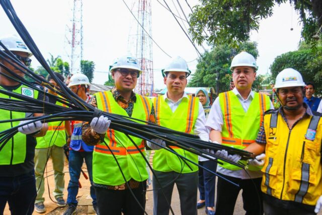 Pilar Gunting Kabel Fiber Optik yang Semrawut di Parakan Raya