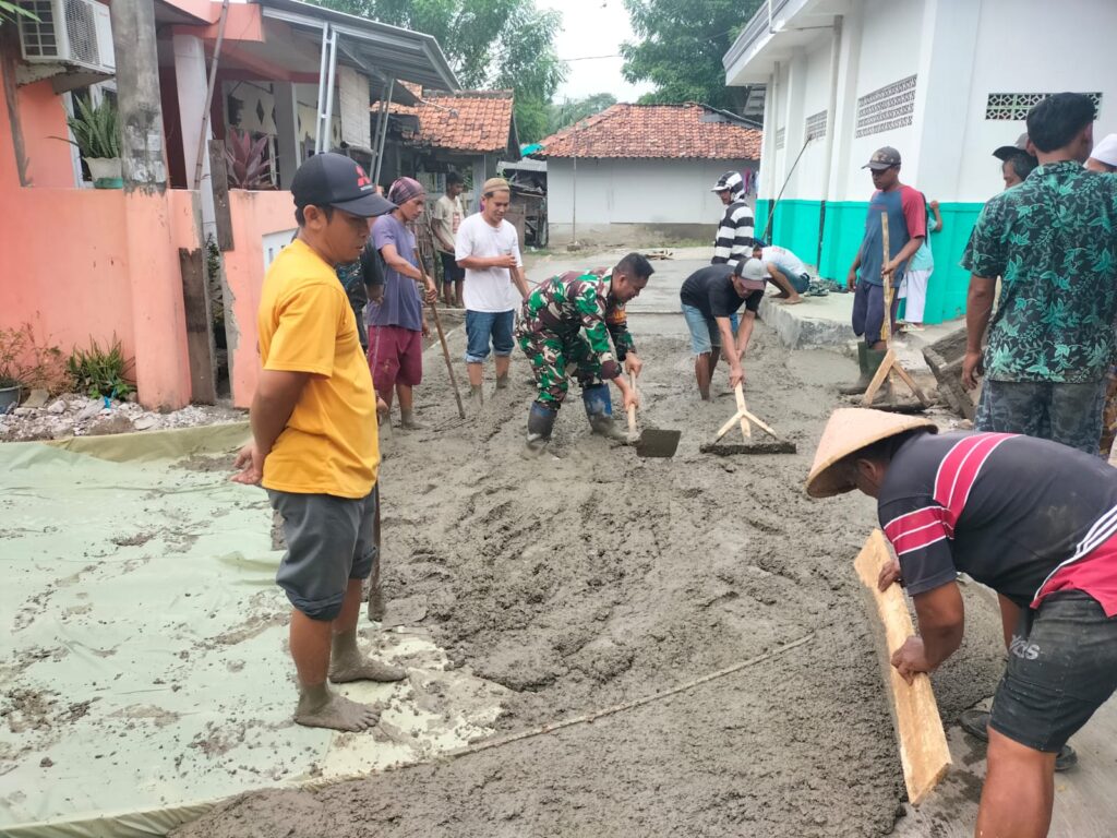 Serda Mulyono Babinsa 0602-19/Cikande Bersama Warga Bangun Jalan Desa Serda Mulyono Babinsa 0602-19/Cikande Bersama Warga Bangun Jalan Desa