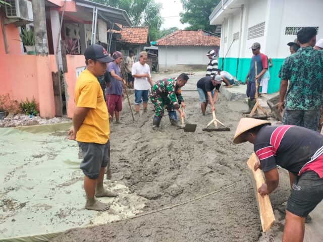 Serda Mulyono Babinsa 0602-19/Cikande Bersama Warga Bangun Jalan Desa