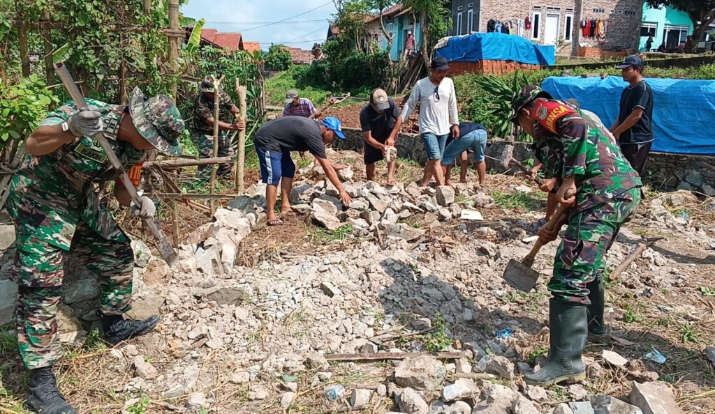 Babinsa Koramil 0602-04/Taktakan Gelar Karya Bakti Pembukaan Akses Jalan Babinsa Koramil 0602-04/Taktakan Gelar Karya Bakti Pembukaan Akses Jalan