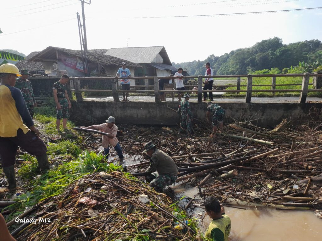 Koptu Hasan Babinsa Koramil 0602-09/Cikeusal Bersama Warga Bersihkan Sampah di Sungai Cibongor Koptu Hasan Babinsa Koramil 0602-09/Cikeusal Bersama Warga Bersihkan Sampah di Sungai Cibongor