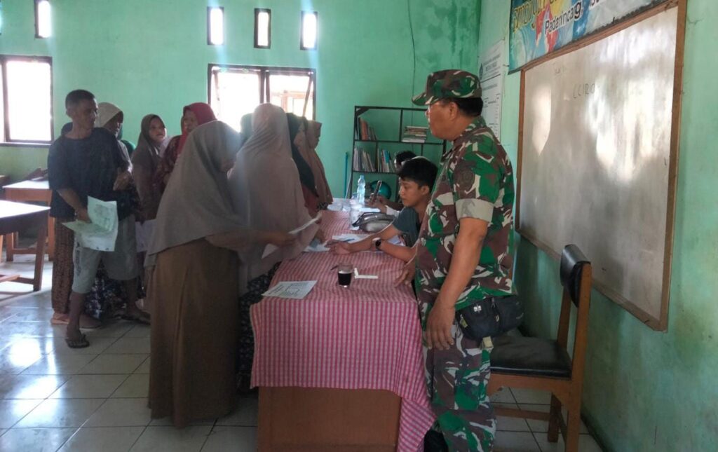 Babinsa Koramil 0602-13/Padarincang Pantau Penyaluran Bantuan PKH