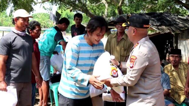 Gunakan Perahu Sampan Sebrangi Sungai, Kapolres Serang Temui Warga dan Gelar Bakti Sosial