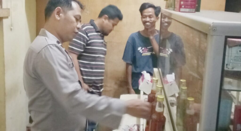 Puluhan Botol Miras di Sita Polsek Pagelaran Pada Giat Patroli dan Operasi Pekat, Ini Kata Kapolsek Puluhan Botol Miras di Sita Polsek Pagelaran Pada Giat Patroli dan Operasi Pekat, Ini Kata Kapolsek