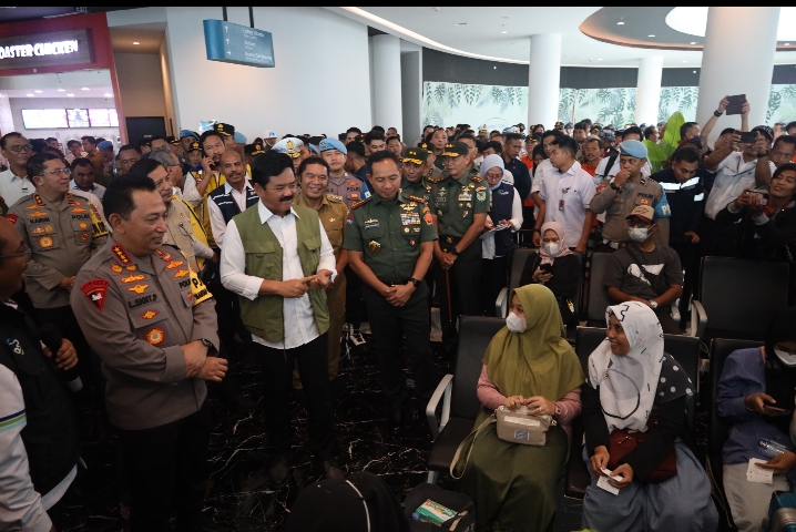 Kapolri Tinjau Langsung Kondisi Pelayanan Pemudik di Dermaga 1 Pelabuhan Merak Kapolri Tinjau Langsung Kondisi Pelayanan Pemudik di Dermaga 1 Pelabuhan Merak