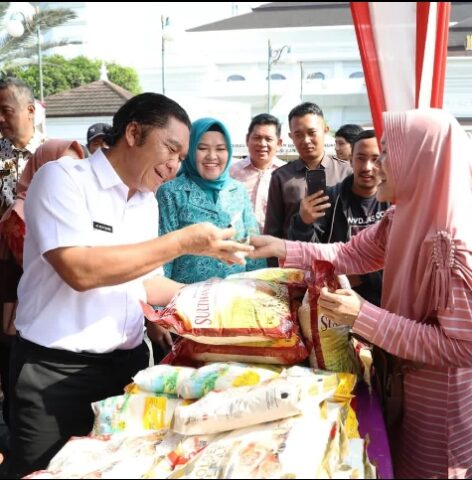 Buka Bazaar Ramadan 1445 H Provinsi Banten, Al Muktabar Ikut Layani Pembeli Beras