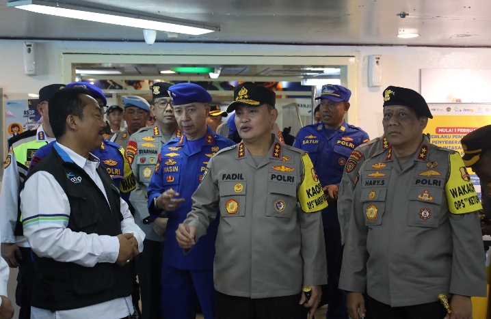 Kabaharkam Polri Cek Arus Lalu Lintas Penyebrangan di Merak Kabaharkam Polri Cek Arus Lalu Lintas Penyebrangan di Merak