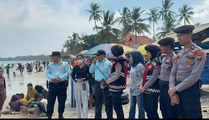 Dirpamobvit Polda Banten Himbau Warga Untuk Awasi Anak Saat Berwisata di Pantai Anyer Dirpamobvit Polda Banten Himbau Warga Untuk Awasi Anak Saat Berwisata di Pantai Anyer