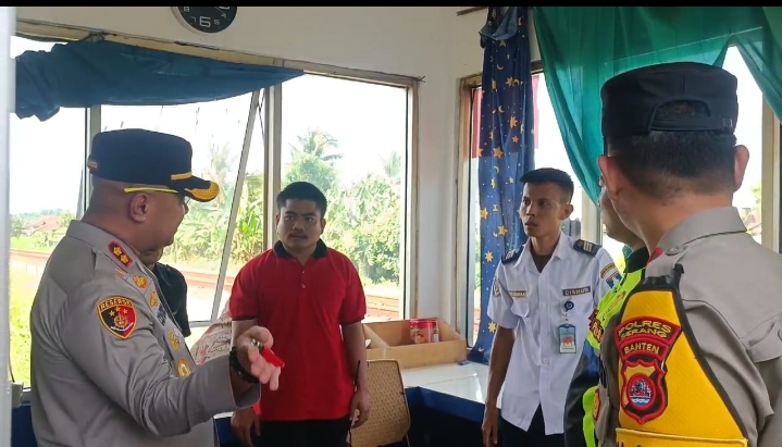Kapolres Serang Cek TKP Kecelakaan Mobil Tertabrak Kereta Api Di Pintu Lintasan Desa Bojong Pandan Kapolres Serang Cek TKP Kecelakaan Mobil Tertabrak Kereta Api Di Pintu Lintasan Desa Bojong Pandan