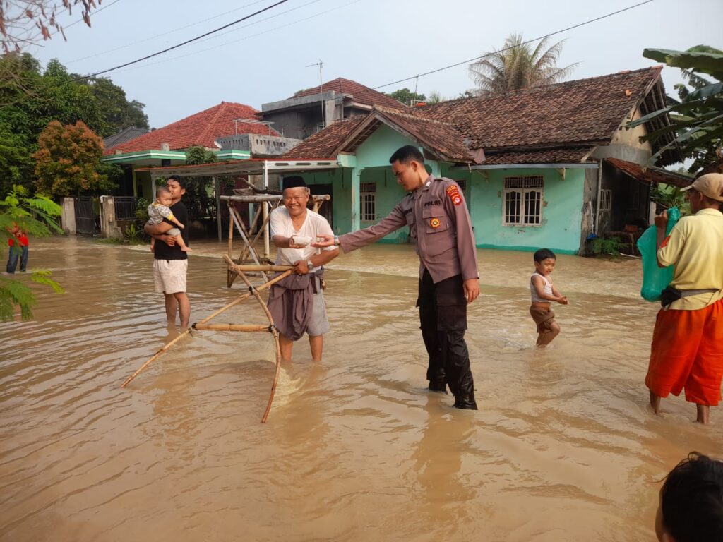 Personel Polsek Kopo Bantu Warga Korban Bencana Banjir Personel Polsek Kopo Bantu Warga Korban Bencana Banjir