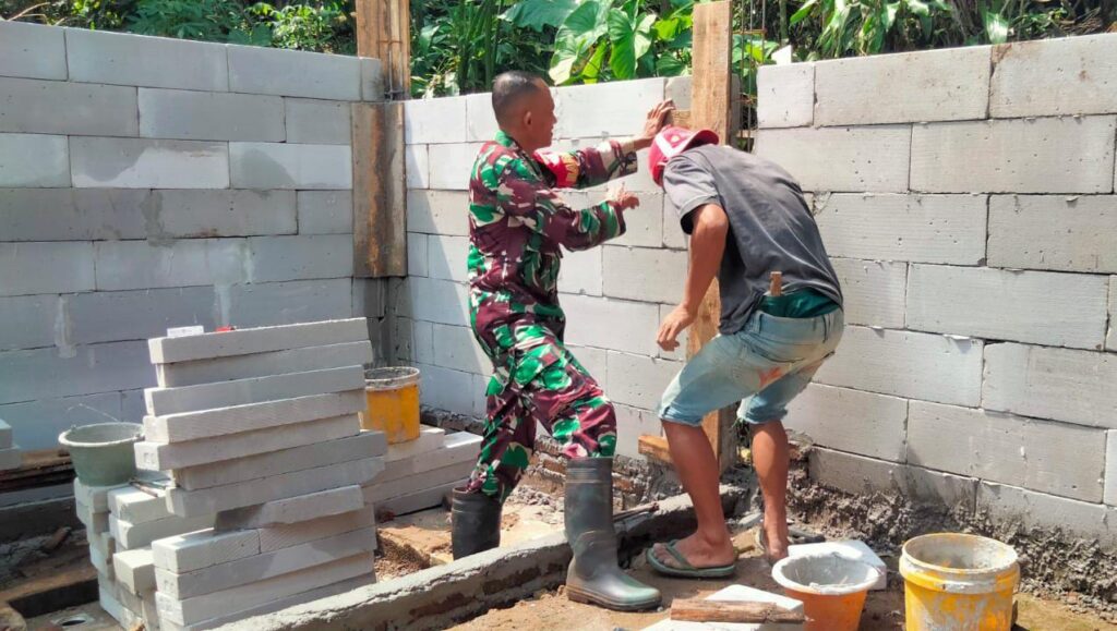 Hadir Ditengah Warganya, Kopka Gultom Babinsa Koramil 0602-12/Ciomas Bantu Proses Perehaban Rumah Hadir Ditengah Warganya, Kopka Gultom Babinsa Koramil 0602-12/Ciomas Bantu Proses Perehaban Rumah