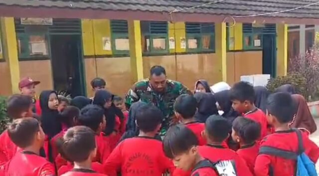 Babinsa Koramil 0602-18/Kragilan Berikan Wawasan Kebangsaan Kepada Generasi Muda