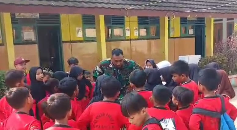Babinsa Koramil 0602-18/Kragilan Berikan Wawasan Kebangsaan Kepada Generasi Muda