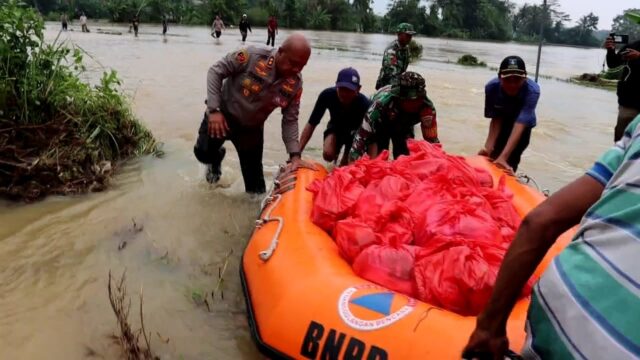 Kapolres Serang Salurkan 200 Paket Sembako Kepada Warga Korban Banjir