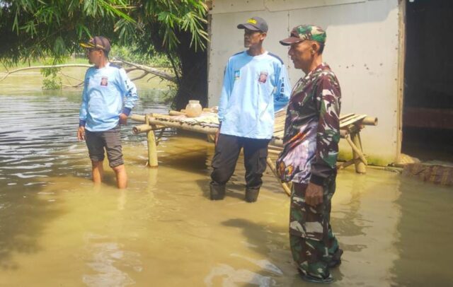 Sungai Cidurian Meluap, Babinsa Koramil 0602-11/Tirtayasa Pantau Pemukiman Warga
