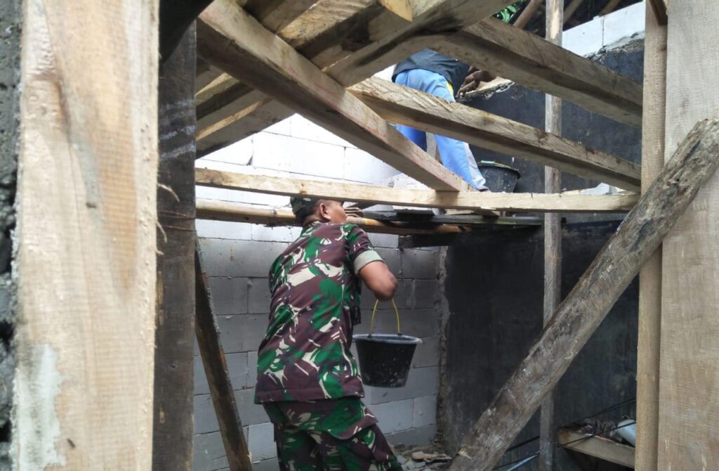 Babinsa Kodim 0602/Serang Selalu Hadir Untuk Membantu Warganya