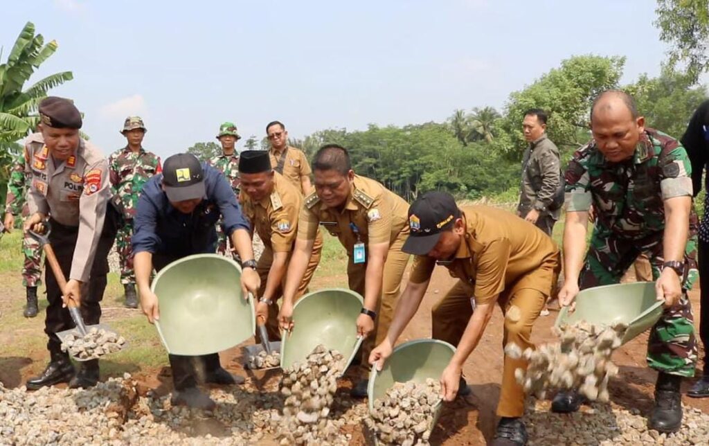BSMSS 2024, Kodim 0602/Serang Bersama Pemkot Serang Lakukan Pengaspalan Jalan BSMSS 2024, Kodim 0602/Serang Bersama Pemkot Serang Lakukan Pengaspalan Jalan